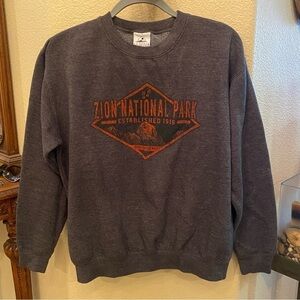 ZION NATIONAL PARK Women Gray Graphic Sweatshirt Size Medium-Has Flaws